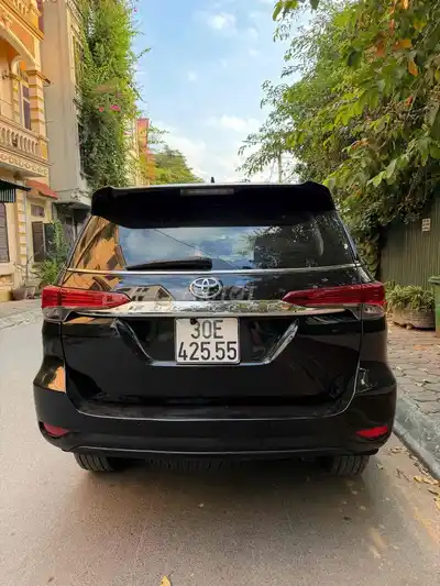 Toyota Fortuner 7 мест черный автомат бензин 90000 км