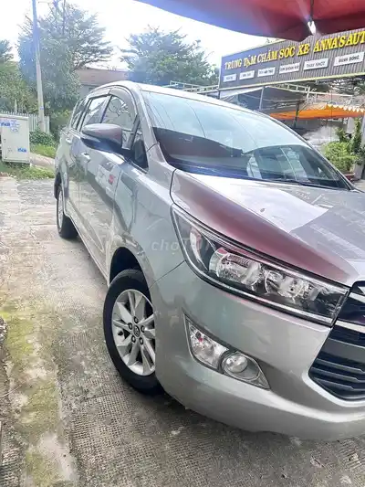 Toyota Innova G 2018 Серебристая бензиновая 7-местная