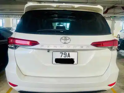 Белое 7-местное масло Toyota Fortuner 2017