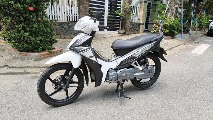 Honda Wave Blade свежий год отличное состояние мощная тихая номерах 43