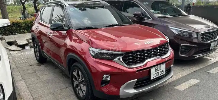 Kia Sonet Luxury 2023, красный, 50 000 км