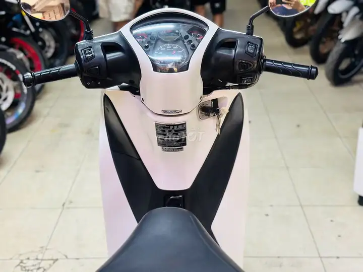 МОТОЦИКЛ THỊNH PHÁT - SH 125I БЕЛЫЙ ОРИГИНАЛ УХОЖЕННЫЙ ПРХ ХАНОВОЙ