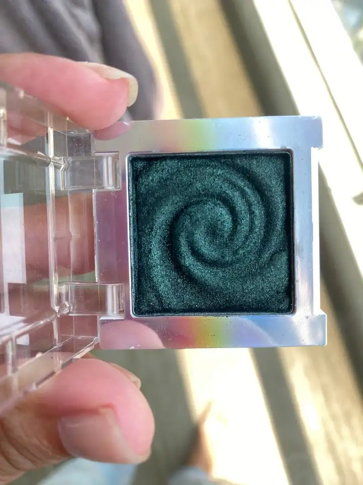 Косметика (метеориты Guierlain, бронзер Chanel, румяна и др.)