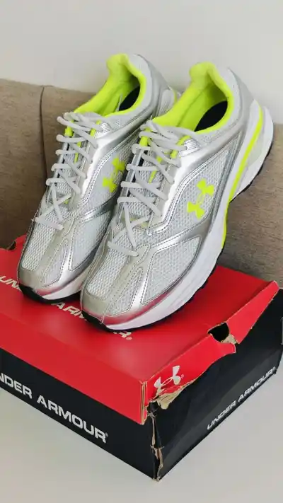 Беговые кроссовки Under Armour HOVR