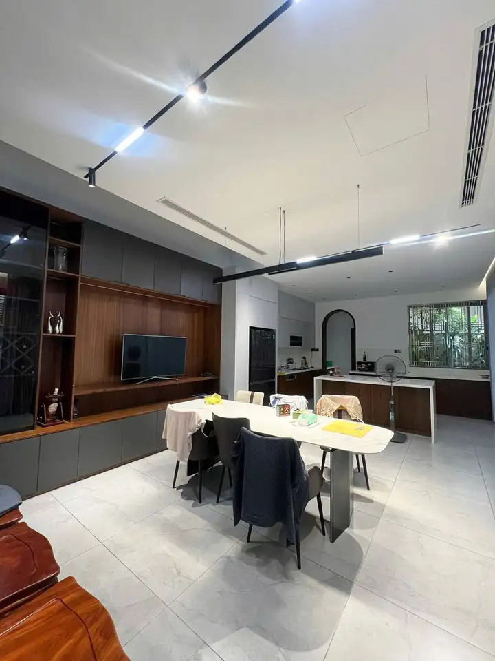 Вилла 3 этажа, 5 спален, 250м2 в Euro Village