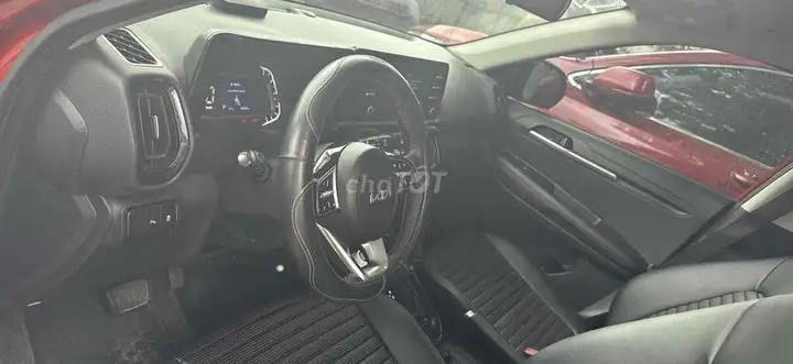 Kia Sonet Luxury 2023, красный, 50 000 км