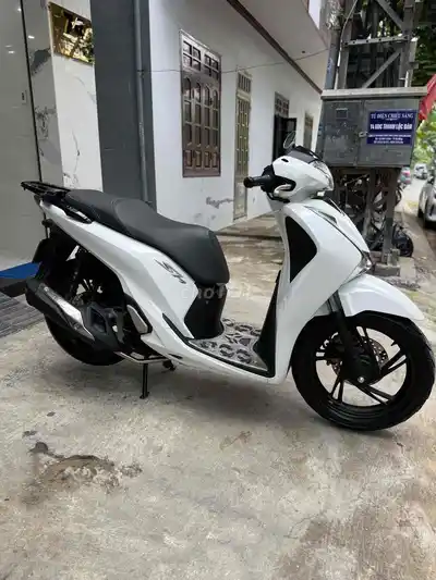 Honda SH 125i 2018 бело-чёрный