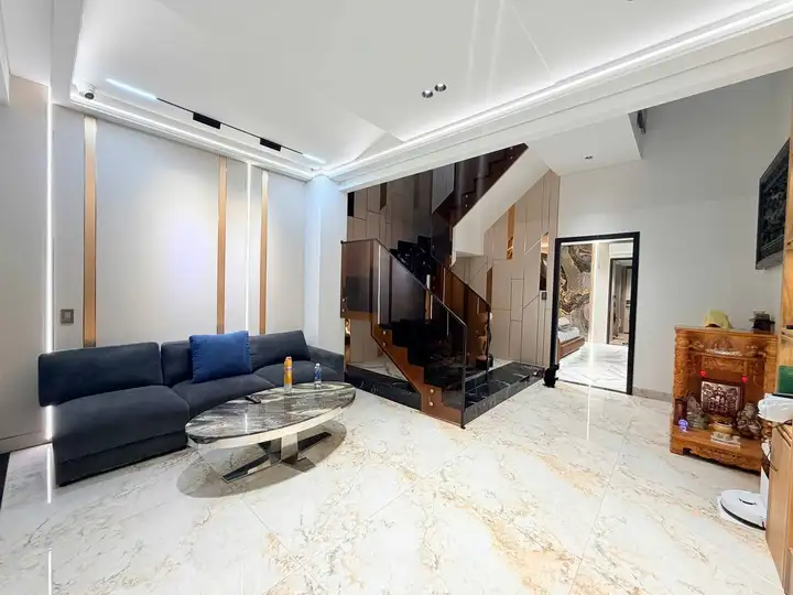 Дом 3 этажа, 3 спальни, 100 м²