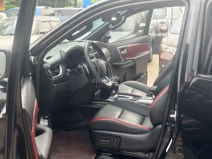 Toyota Fortuner 2025 бензин черный Legender