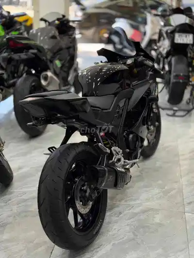 Yamaha R15 V3 черный со множеством тюнинга