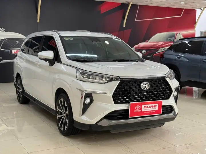 Toyota Veloz Cross, 7 мест, белый