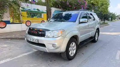 Toyota Fortuner 2012 механика дизель серебристый