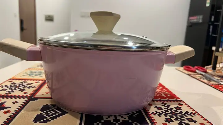 Коврик для йоги, бадминтон, вазы, светодиодные ветки, удлинитель, кастрюля