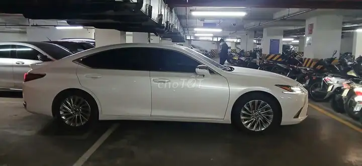 Lexus ES 300h 2024 белый, 6000 км