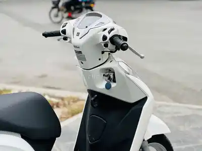 Honda Lead 125 2017 белого цвета, красивый скутер, документы на мне