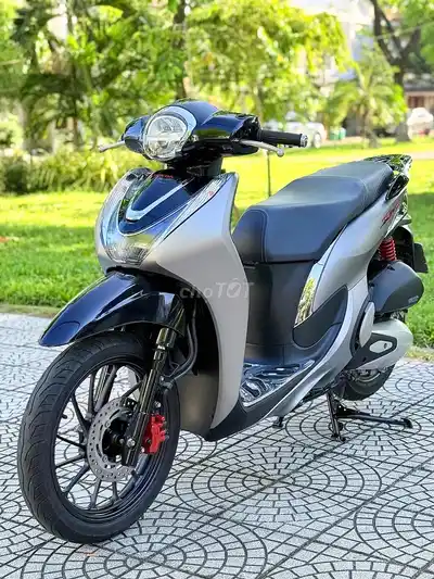 Honda SH Mode 2023 серебристо-черный