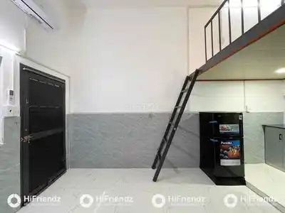 Комната на первом этаже с полной мебелью — высокие широкие антресоли — рядом с ун-том Хонгбанг и Дам Шен
