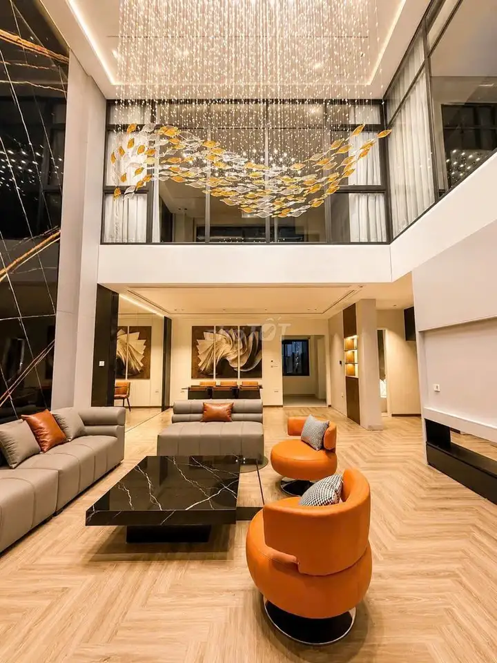 Bán nhà mặt phố Nguyễn Sơn, 90m2, 2 thoáng, thang máy