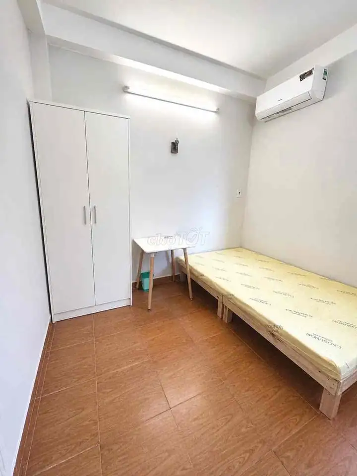 Комната с большим окном, отдельный WC, базовый ремонт