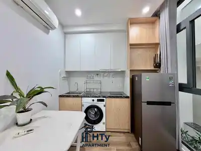 Квартира с 1 спальней, кухней, мебелью, окном и балконом