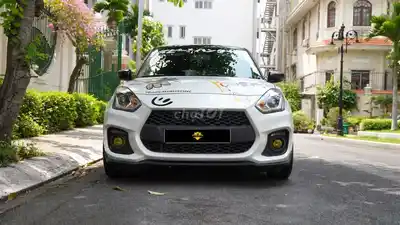 Белый автоматический хэтчбек Suzuki Swift