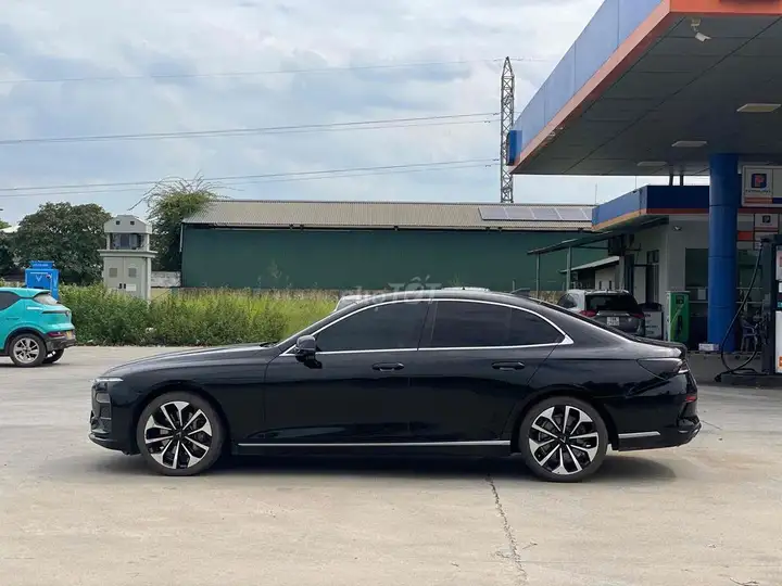 VinFast Lux A 2021 черный 5 мест