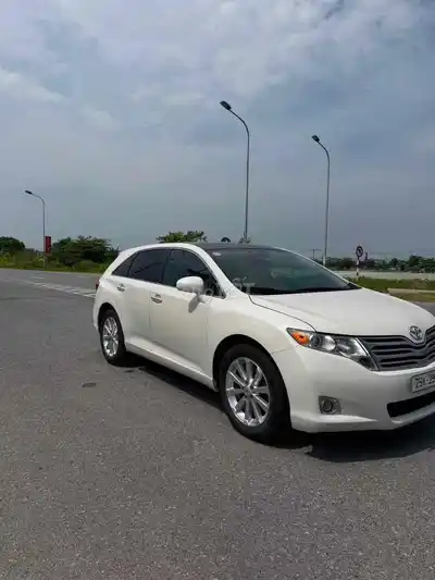 Белая Toyota Venza, импортная