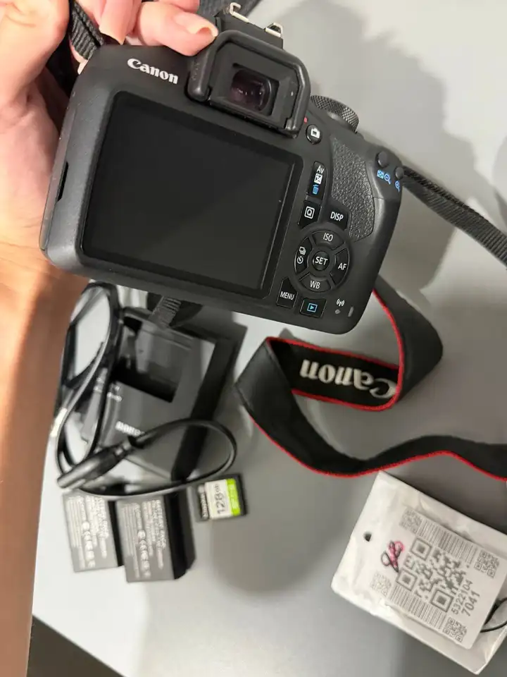 Canon EOS 2000D + 2 объектива + полный комплект