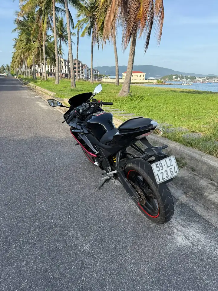 Yamaha R15 V2