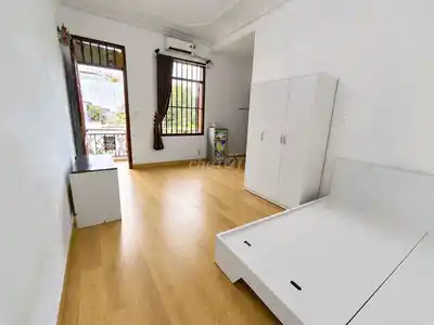 Новая комната 35 м² с мебелью в 6 округе, балкон, широкие окна