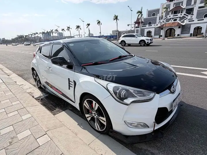 Hyundai Veloster белый, черный 4 места спортивное авто