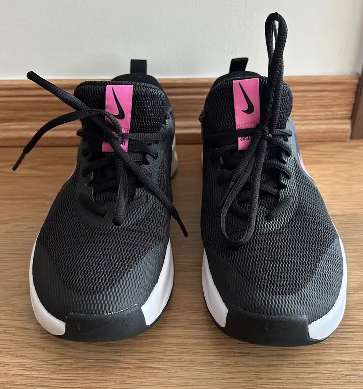 Кроссовки Nike, осушитель воздуха, книга