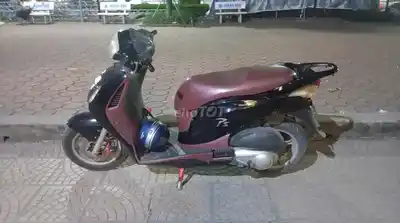 Черный скутер Honda PS