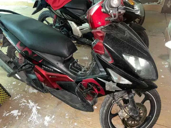 Спортивный скутер Yamaha, красно-черный