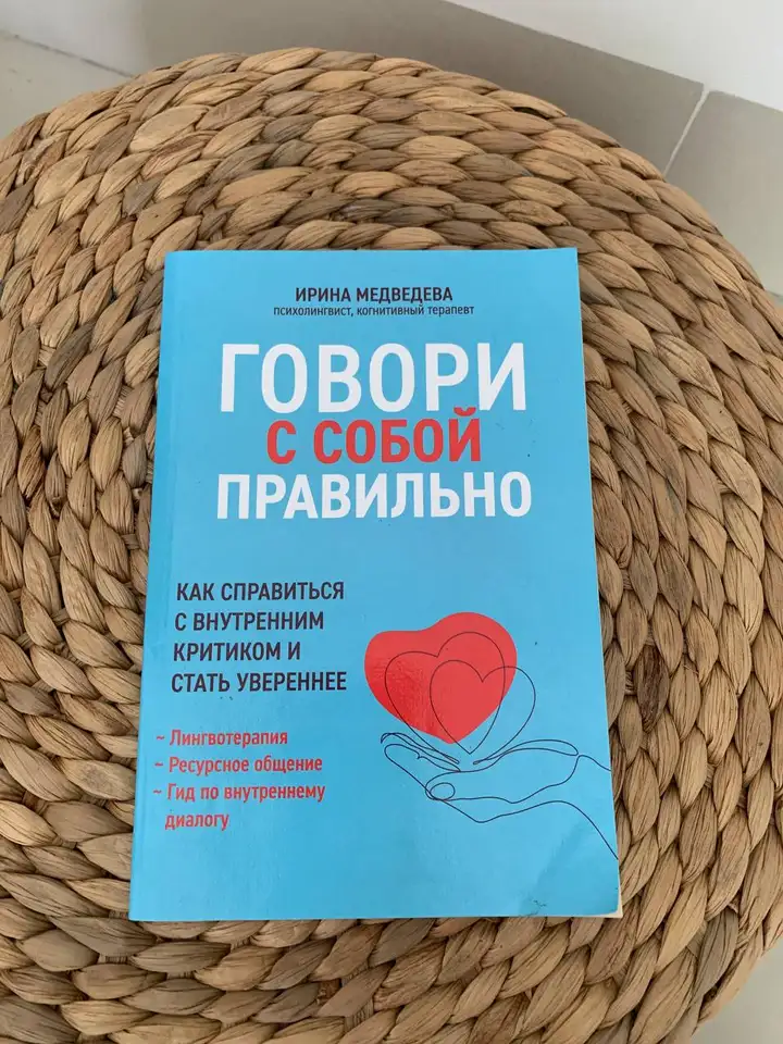 Каф, топы, книги, футболка, шорты, чемодан