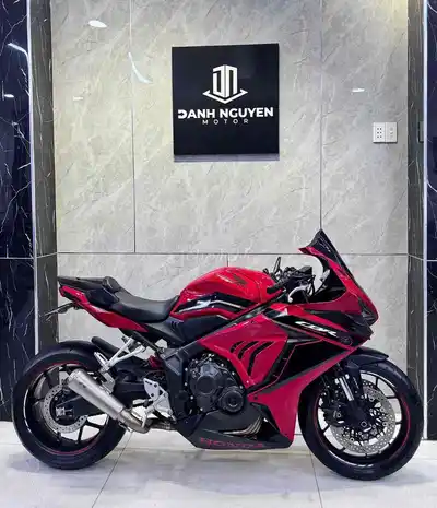 Хонда CBR650R 2023 красная черная 9000 км