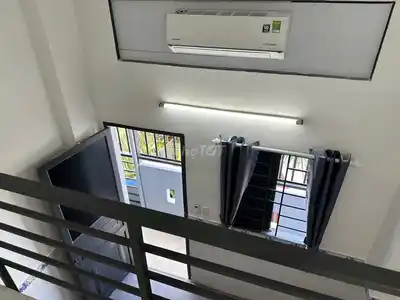 Комната с высоким антресольным этажом и светлым окном. Рядом с PMH, KCX, UFM, Районом 4