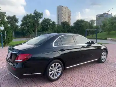 Mercedes Benz E200 2016 Черный 85000 миль в супер состоянии