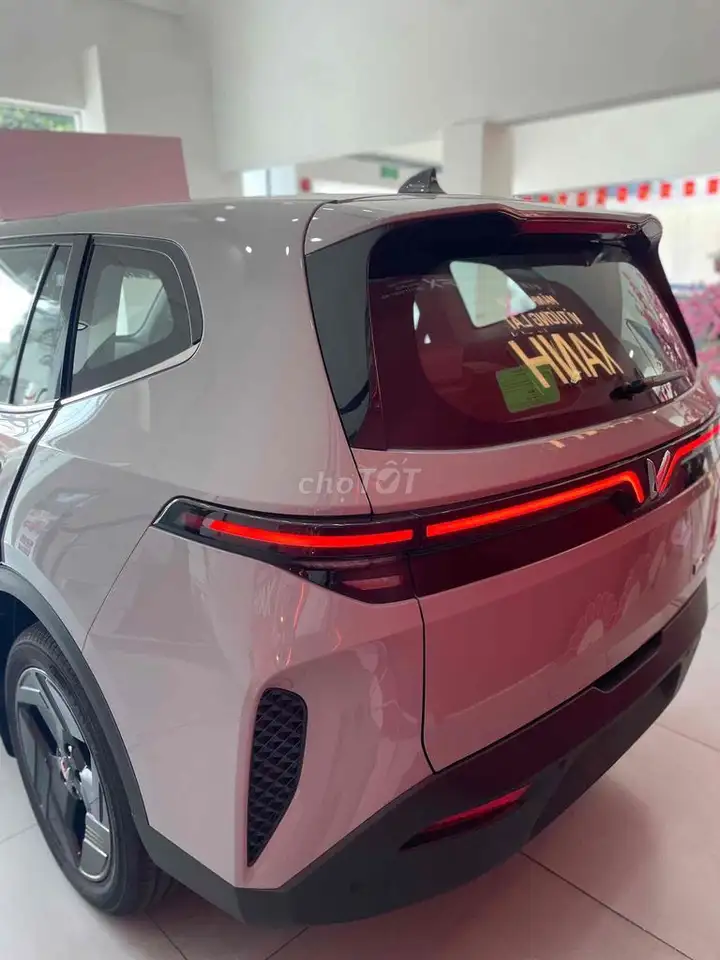 VinFast MPV7 — в подарок камера 360