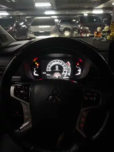 Mitsubishi Xpander Cross 2023 30 тыс. км черный оранжевый