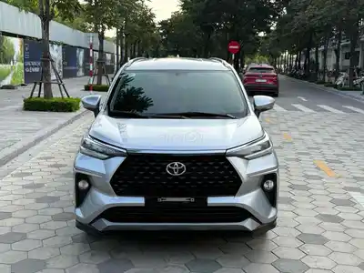 Toyota Veloz 2022 вариатор серебристый 7 мест