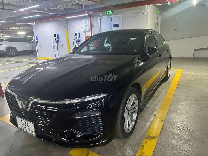 VinFast Lux A2.0 2022 черный 95000 км