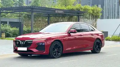 VinFast LuxA Base 2022 красный, в отличном состоянии
