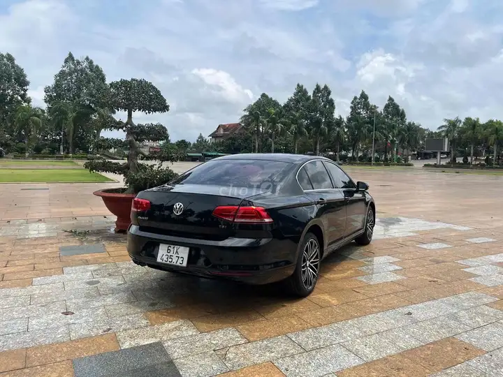 Volkswagen Passat, черный, автомат, 5 мест