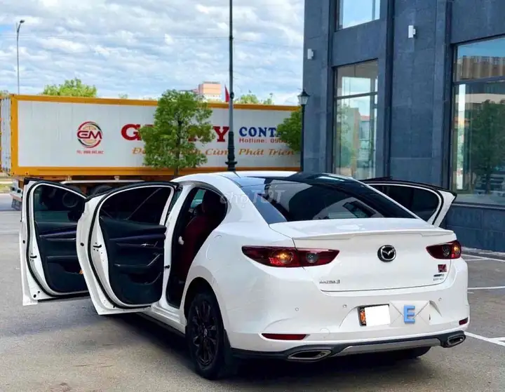 Mazda 3 2024, белый, 5 мест, б/у