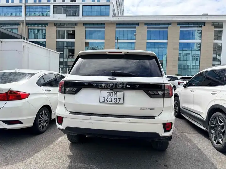 Ford Everest 2025 Белый 15000 км