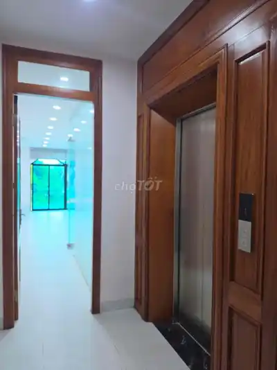 Дом в переулке 486 Суан Динь с открытой планировкой и новым лифтом