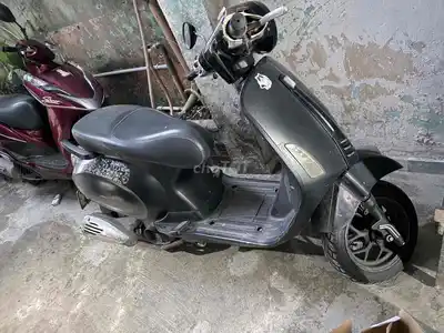 Черный скутер Piaggio Fly