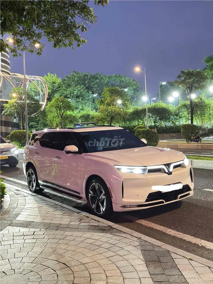 Vinfast VF9 Plus 2023 Белый, семейный автомобиль