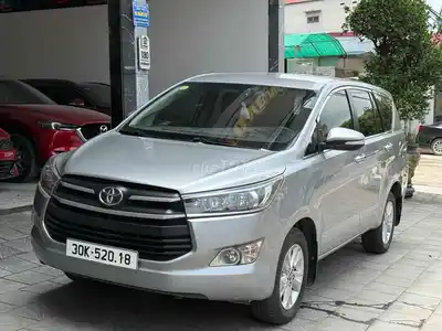 Toyota Innova E 2017 механическая серебристая 7 мест